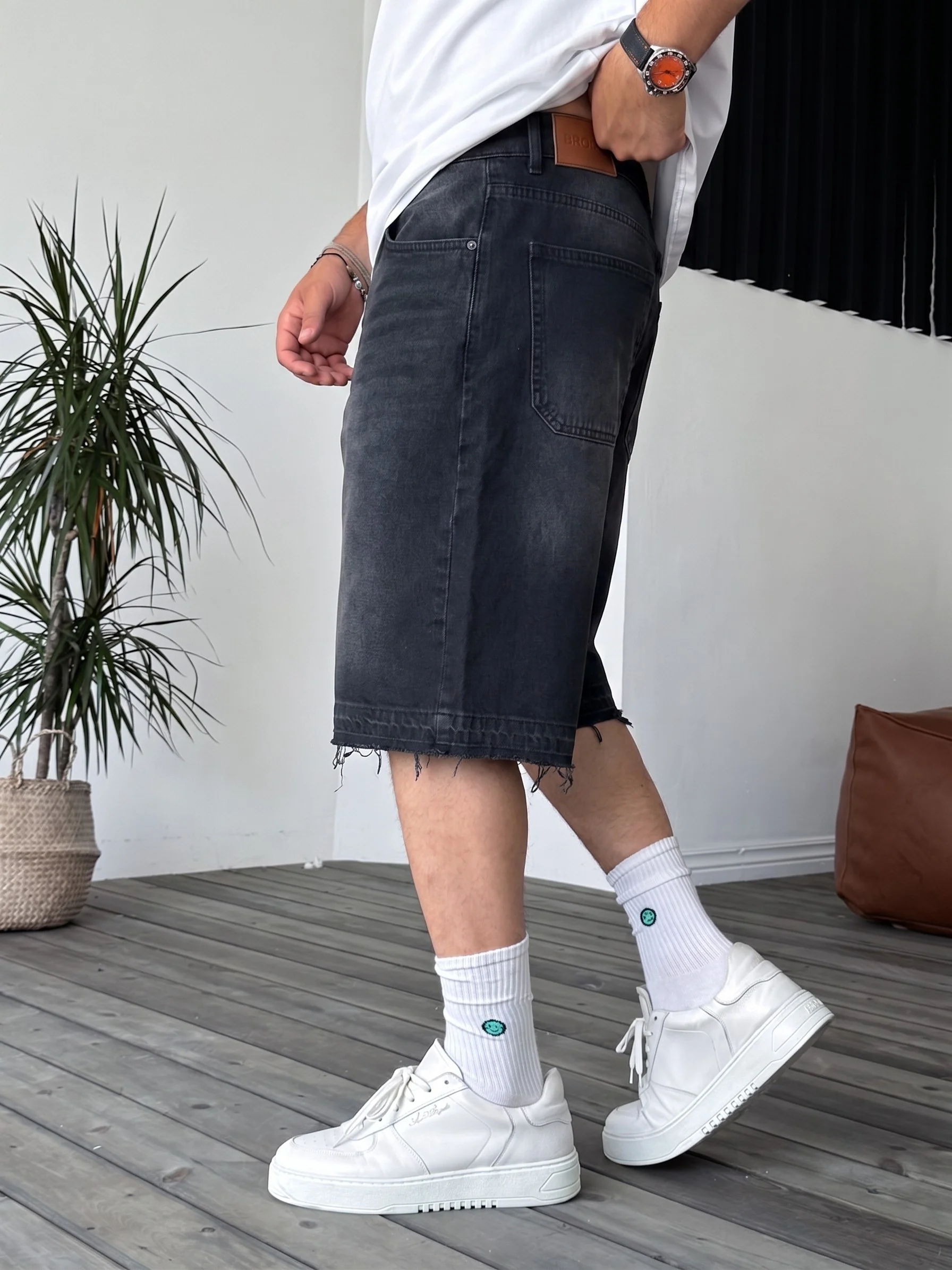 Black Wash Unfinished Hem Denim Shorts - Image 4